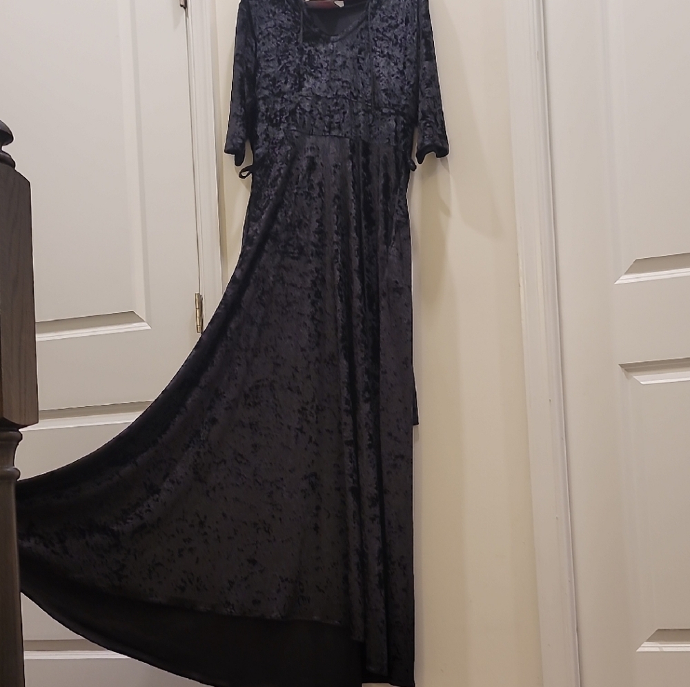 SHUN MELSON Black Crush Velvet A-Line Dressy Maxi Dress. Stretchy Fabric